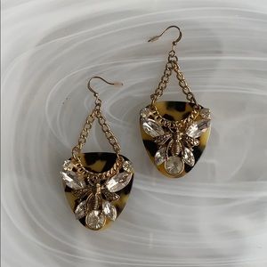 Bee dangle earrings